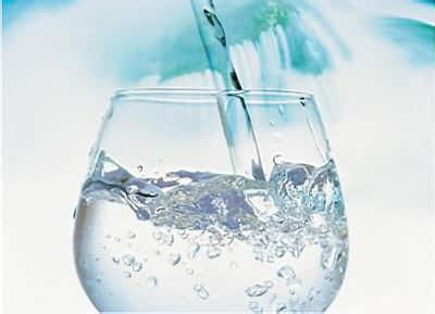 上海飲用水報(bào)關(guān)清關(guān)代理價(jià)格_上?？诎讹嬘盟畧?bào)關(guān)清關(guān)代理_上海瑟維斯進(jìn)出口