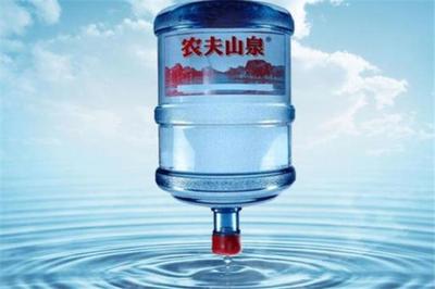 昆明農(nóng)夫山泉代理加盟電話,解鎖財(cái)富密碼,共創(chuàng)飲用水行業(yè)新篇章!