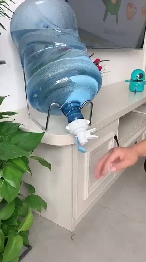 最簡(jiǎn)便的飲水機(jī)飲水桶裝個(gè)塑料帽,結(jié)局倒水方便自如太省心