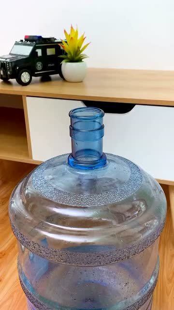 桶裝水沒飲水機(jī)喝水不方便,趕緊裝上這個支架,以后喝水很方便