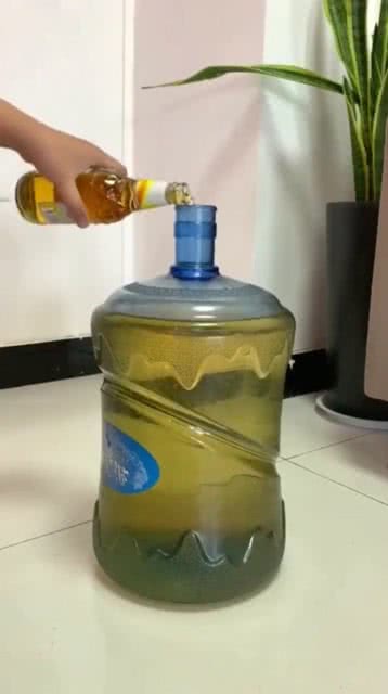 老婆不讓喝啤酒我就把它裝在飲水機(jī)里,這次不會(huì)被發(fā)現(xiàn)了吧